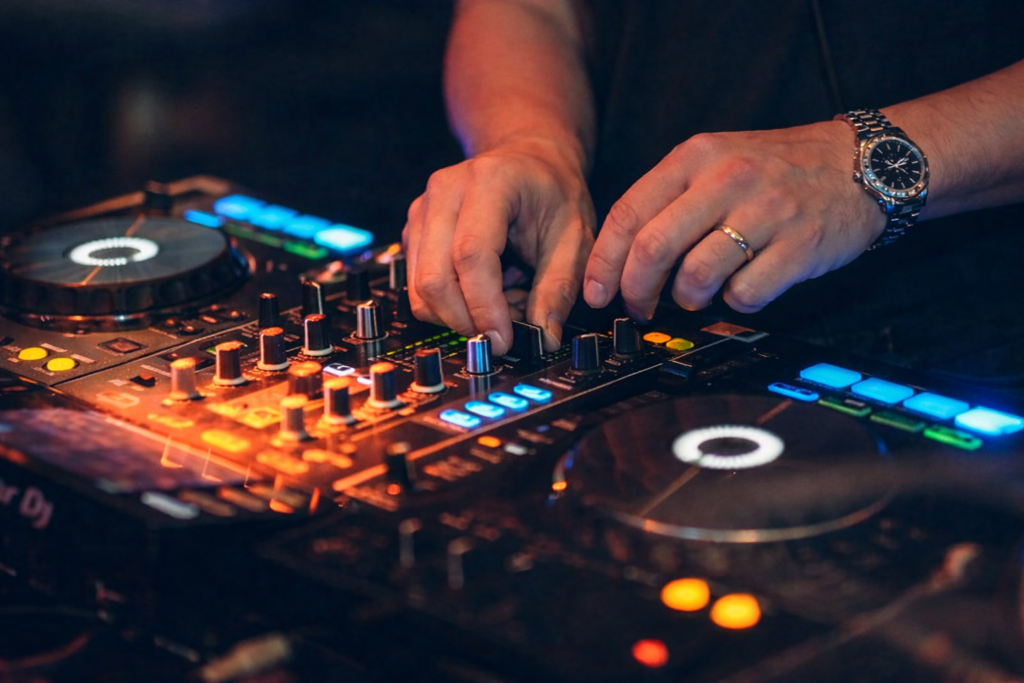 Régie DJ en action sur une console lumineuse pendant une soirée