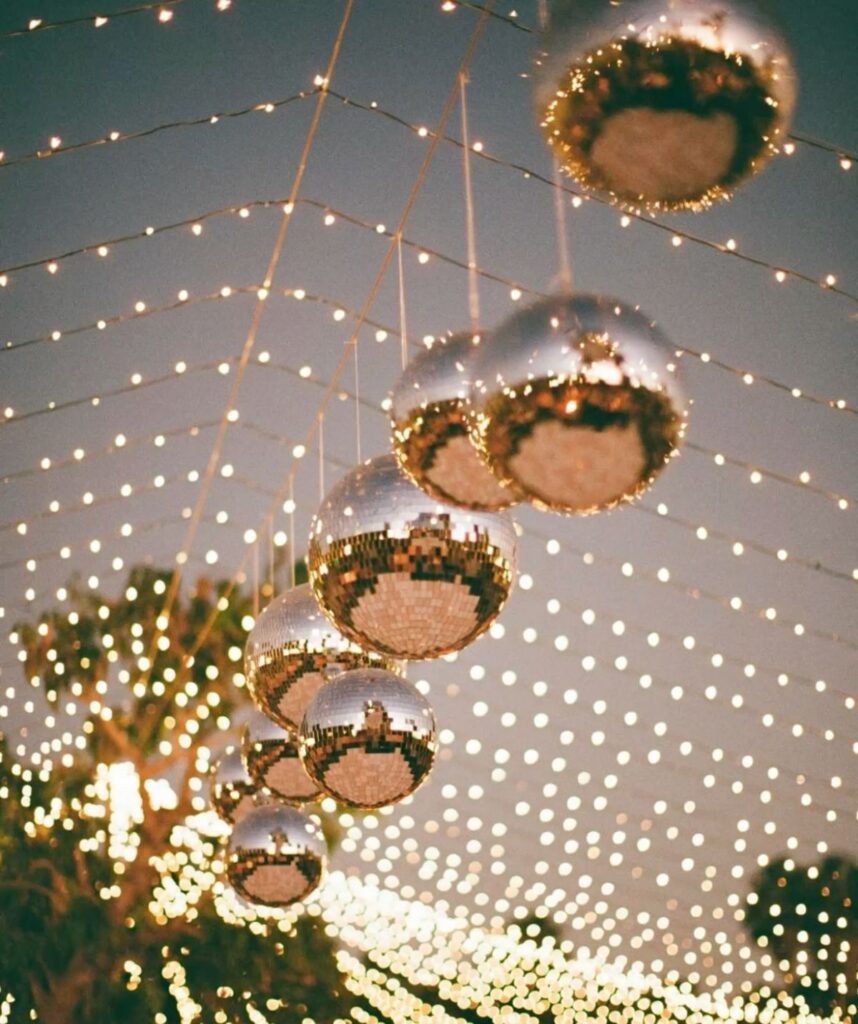 Boules à facettes et guirlandes lumineuses créant l'ambiance de la soirée